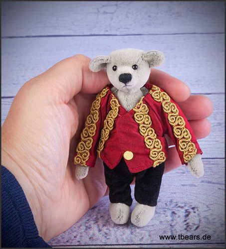 artist bear Halloween Party