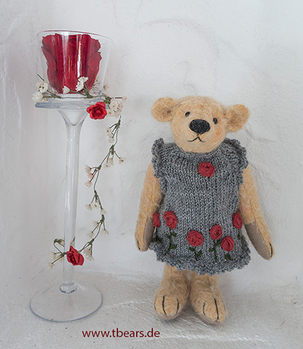 Teddybär mit Rosenkleid
