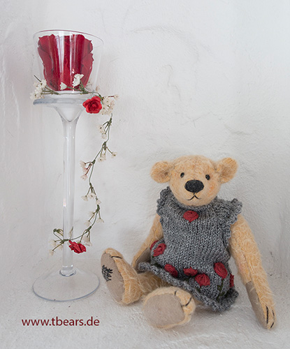 Teddybär mit Rosenkleid